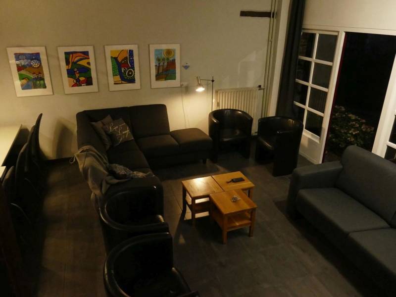 woonkamer met zithoek groepsaccommodatie Eijsden 12 personen