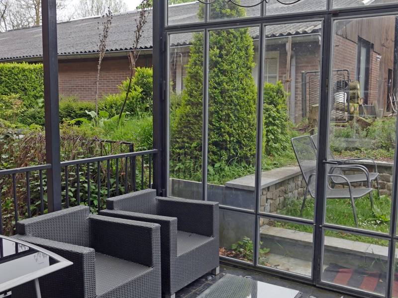 Tuin met lounge set groepsaccommodatie Eijsden 6 personen