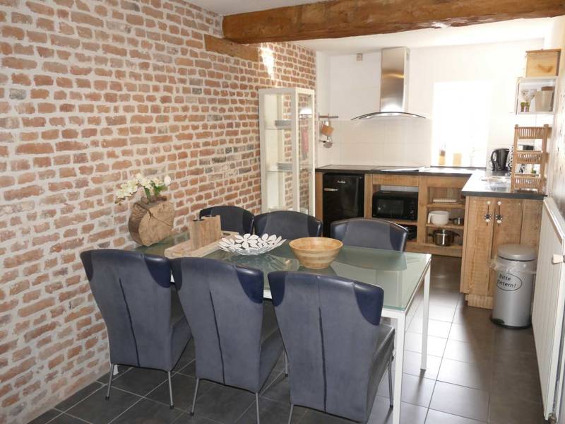 Woonkamer met eettafel en keuken groepsaccommodatie Eijsden 6 personen