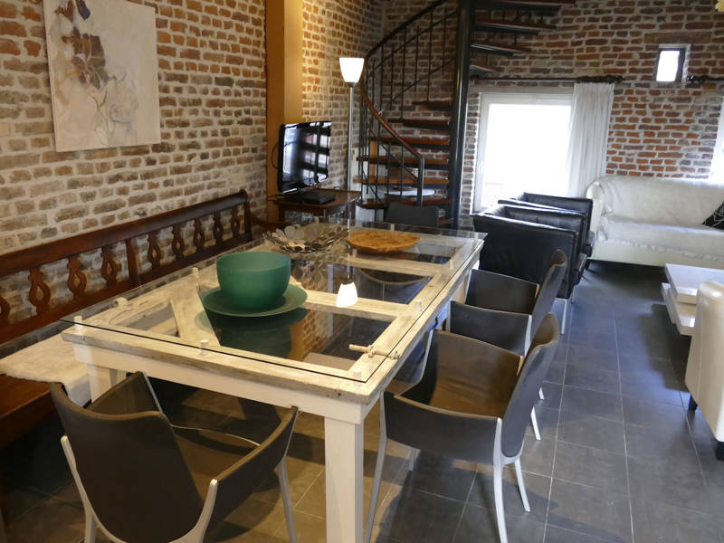 Eettafel met keuken groepsaccommodatie Eijsden 8 personen