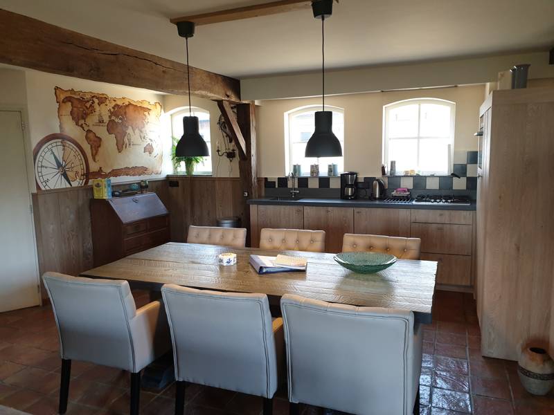 Keuken met eettafel groepsaccommodatie Haaren 8 personen