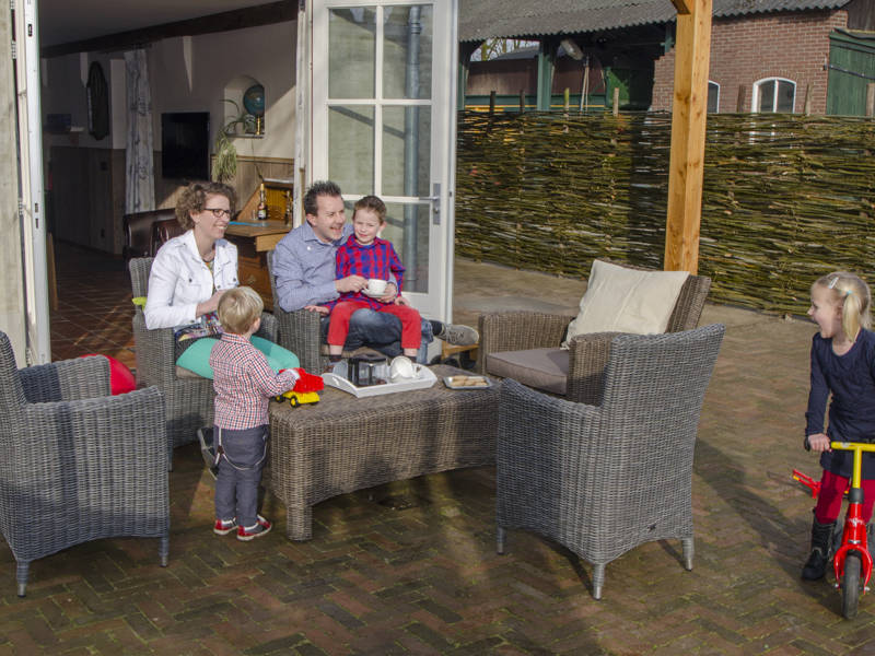 buiten terras groepsaccommodatie Haaren 8 personen