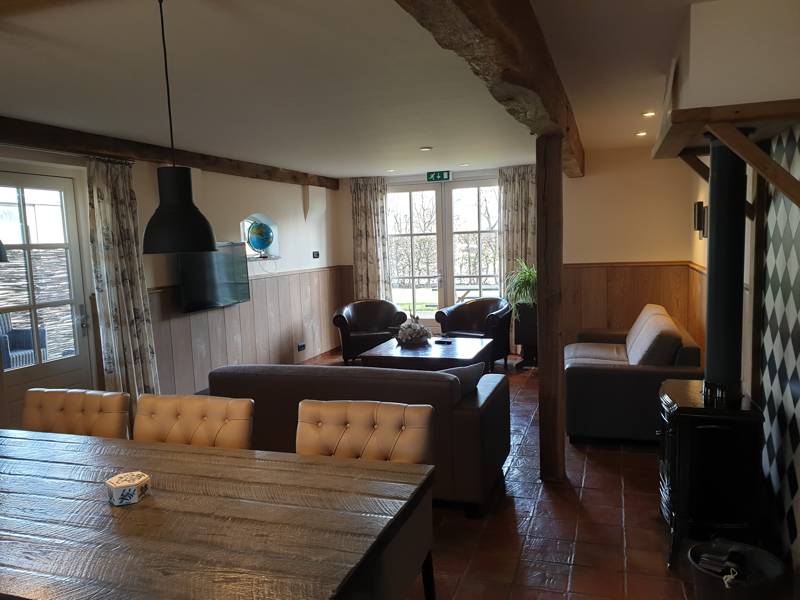 Woonkamer met eettafel groepsaccommodatie Haaren 8 personen