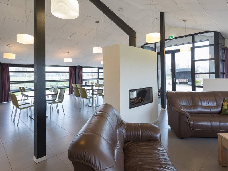 woonkamer met bankstel groepsaccommodatie Noordeloos 32 personen