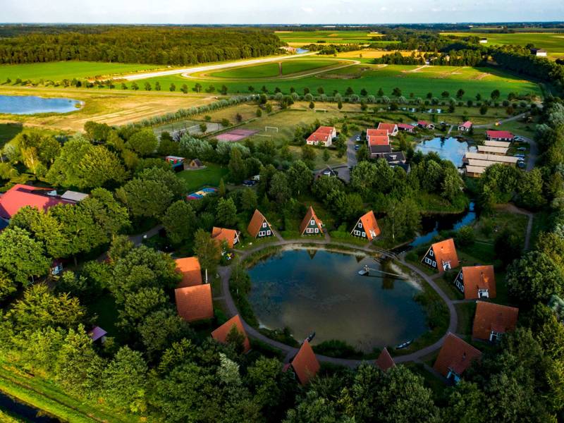 Buitenaanzicht 6 persoonshuisjes groepsaccommodatie bant 30 personen