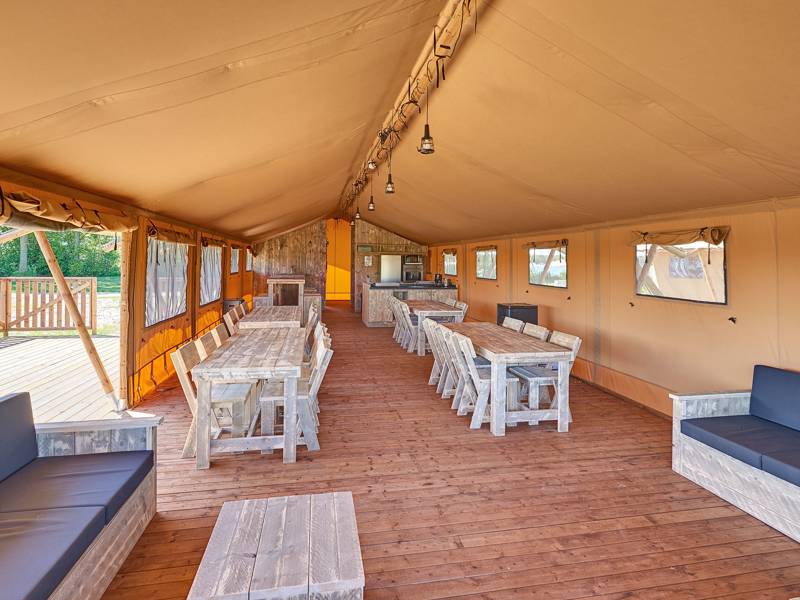 woonkamer groepsaccommodatie bant 24 personen