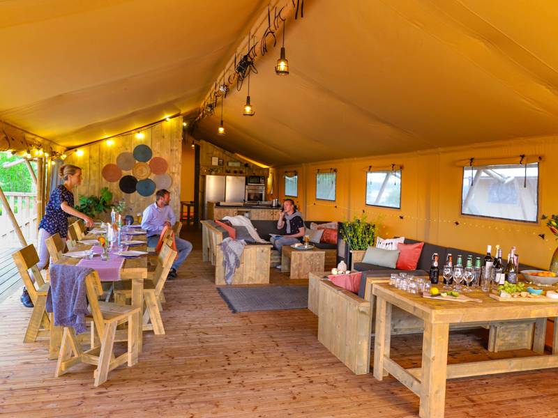 woonkamer groepsaccommodatie bant 24 personen