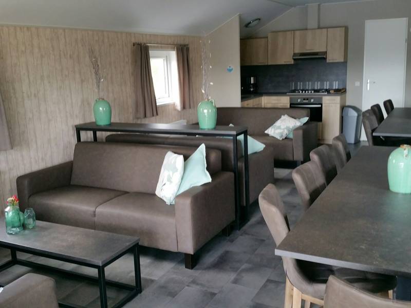 woonkamer groepsaccommodatie bant 16 personen