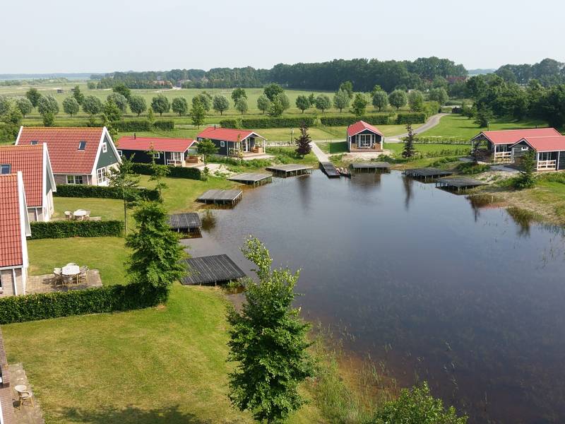 Buiten aanzicht groepsaccommodatie bant 16 personen