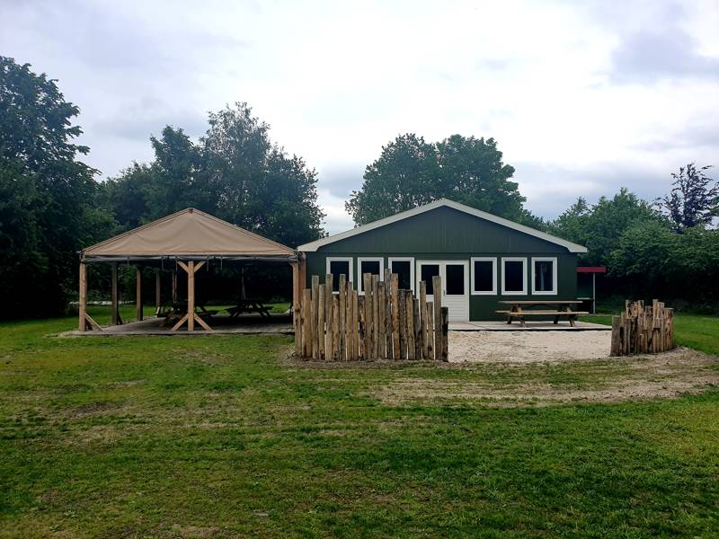 terras gezamenlijke ruimte groepsaccommodatie Bant 24 personen