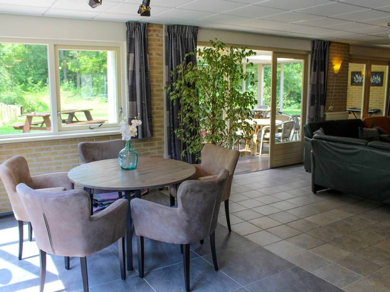 Woonkamer hoek groepsaccommodatie Winterswijk 30 personen