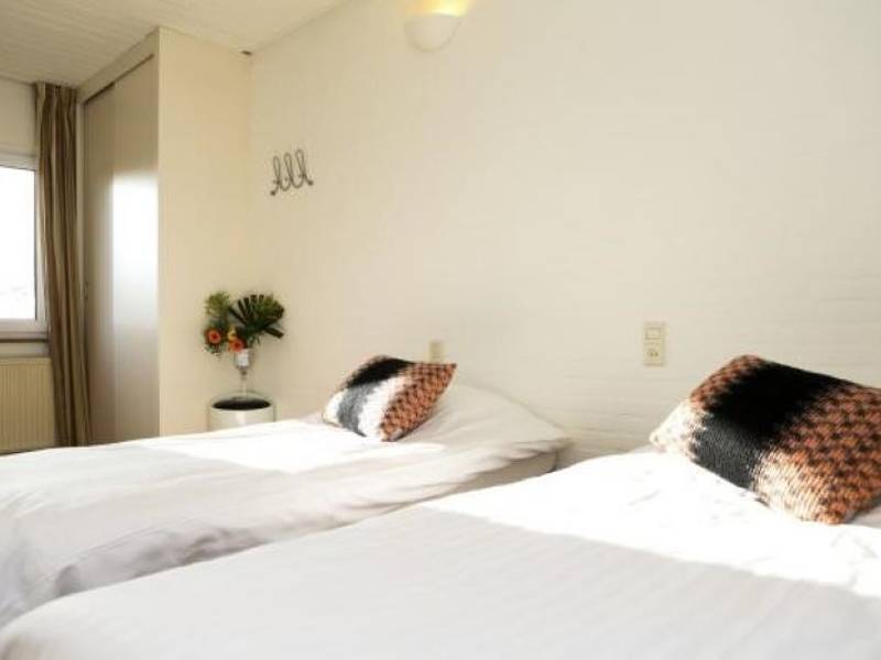 Slaapkamer twee bedden vrijstaande vakantiehuis Gulpen 6 personen