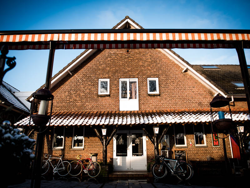 voorzijde van de groepsaccommodatie